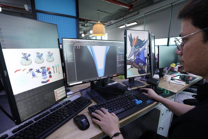An employee is at work at a leading game enterprise in Vietnam. Photo: D.Thien / Tuoi Tre