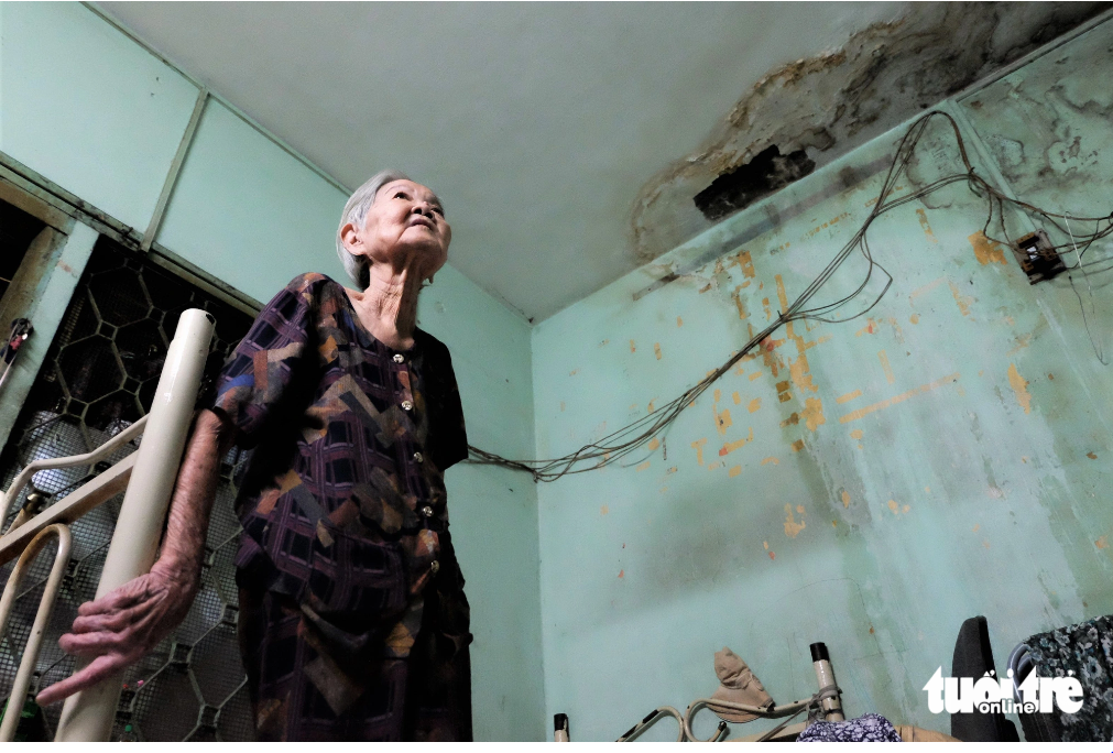 Trinh Thi Khanh, 80, and her three-generation family are living in a dilapidated apartment measuring only several square meters on the ground floor of the apartment building. Photo: Phuong Nhi / Tuoi Tre