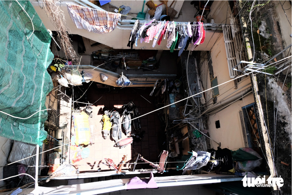 The apartment building looks chaotic. Photo: Phuong Nhi / Tuoi Tre