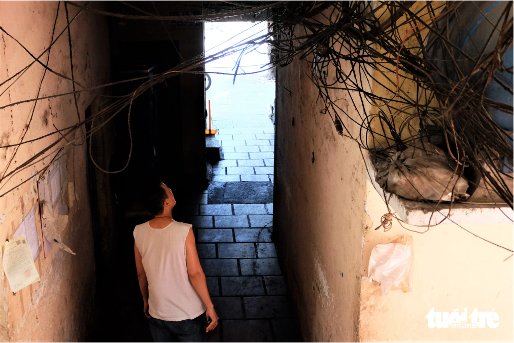 An interlacing system of electric wires at the apartment building. Photo: Phuong Nhi / Tuoi Tre