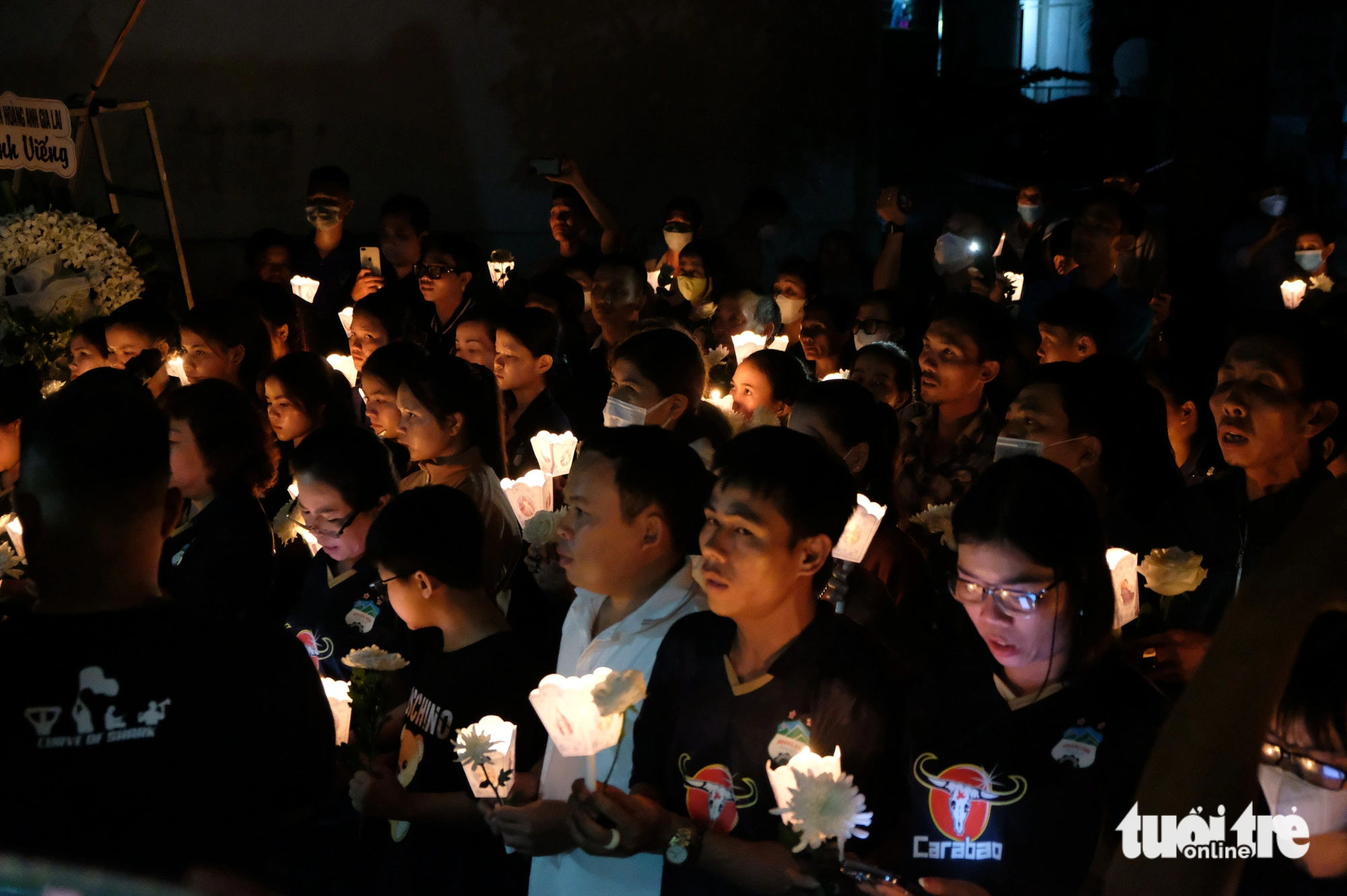 Hoang Anh Gia Lai Football Club supporters join the ceremony held in remembrance of the deceased Brazilian-Portuguese striker Paollo Madeira Oliveira at Hoang Anh Gia Lai Hospital, located in Pleiku City, Gia Lai Province, Vietnam, August 15, 2023. Photo: Dinh Cuong / Tuoi Tre