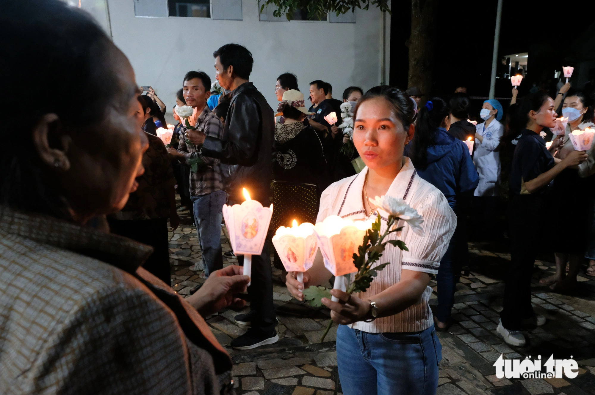 Hoang Anh Gia Lai Football Club supporters join the ceremony held in remembrance of the deceased Brazilian-Portuguese striker Paollo Madeira Oliveira at Hoang Anh Gia Lai Hospital, located in Pleiku City, Gia Lai Province, Vietnam, August 15, 2023. Photo: Dinh Cuong / Tuoi Tre