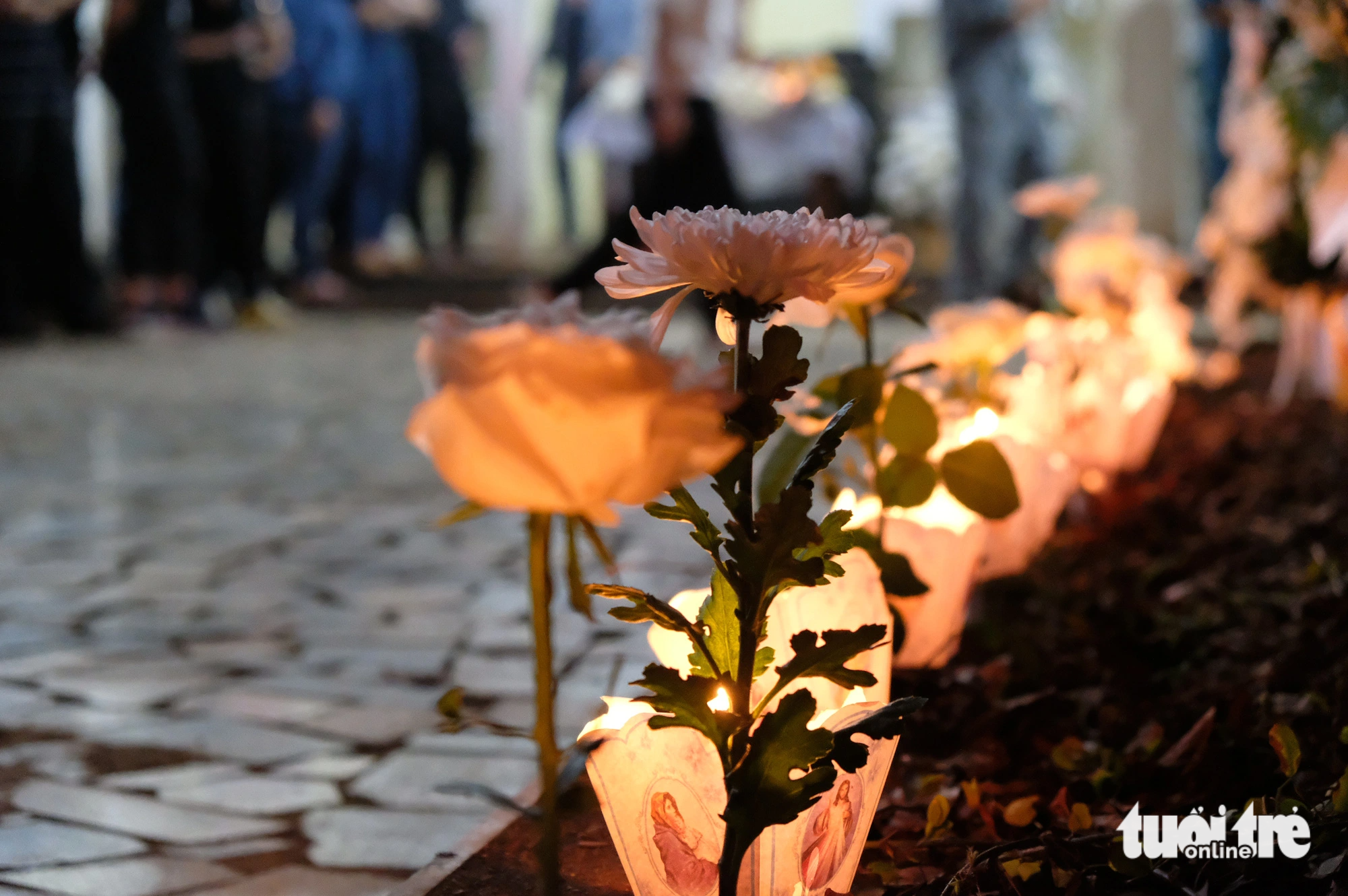 Candles and flowers are seen at the ceremony held in remembrance of the deceased Brazilian-Portuguese striker Paollo Madeira Oliveira at Hoang Anh Gia Lai Hospital, located in Pleiku City, Gia Lai Province, Vietnam, August 15, 2023. Photo: Dinh Cuong / Tuoi Tre