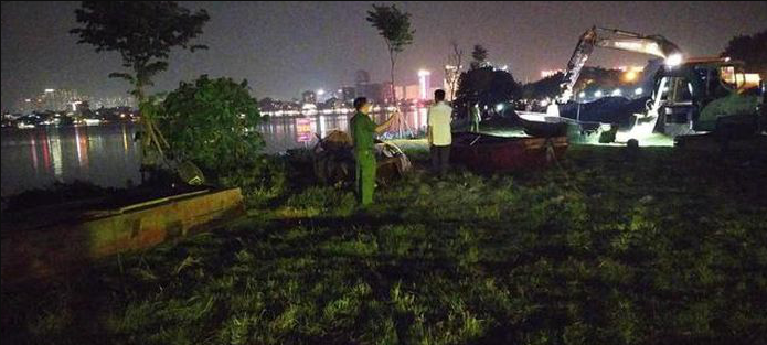Police officers in Hanoi’s Tay Ho District impound five boats used for illegal fishing in West Lake. Photo: Supplied
