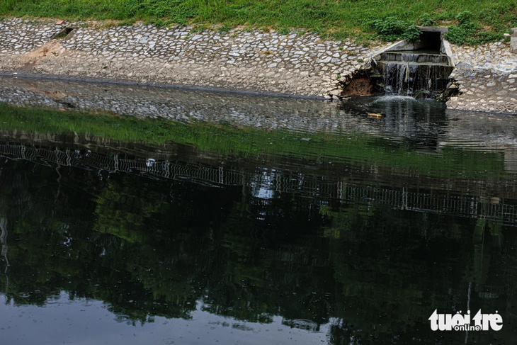 A section of the To Lich River in Hanoi is seriously polluted. Photo: Quang The / Tuoi Tre