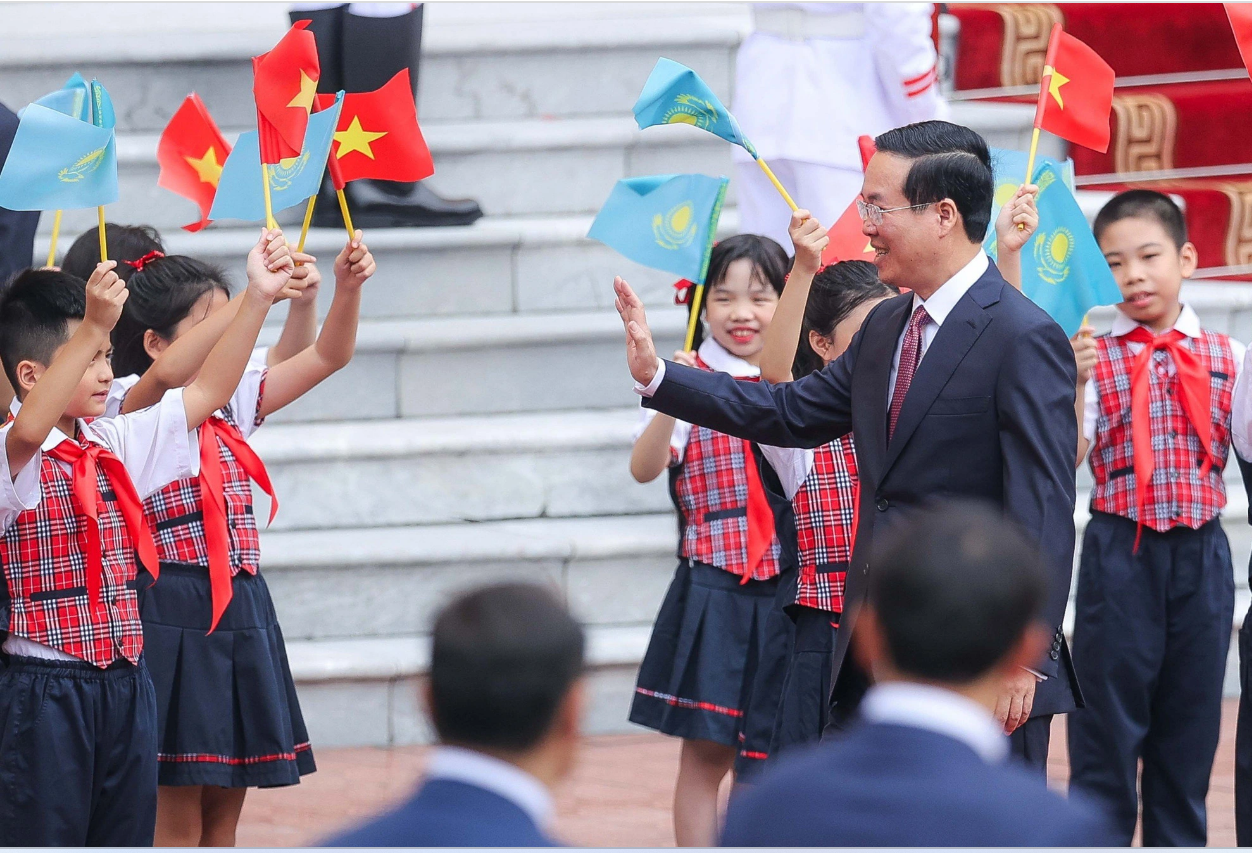 State President Vo Van Thuong walks to the drop-off site to greet his Kazakh counterpart Kassym-Jomart Tokayev. Photo: Nguyen Khanh / Tuoi Tre