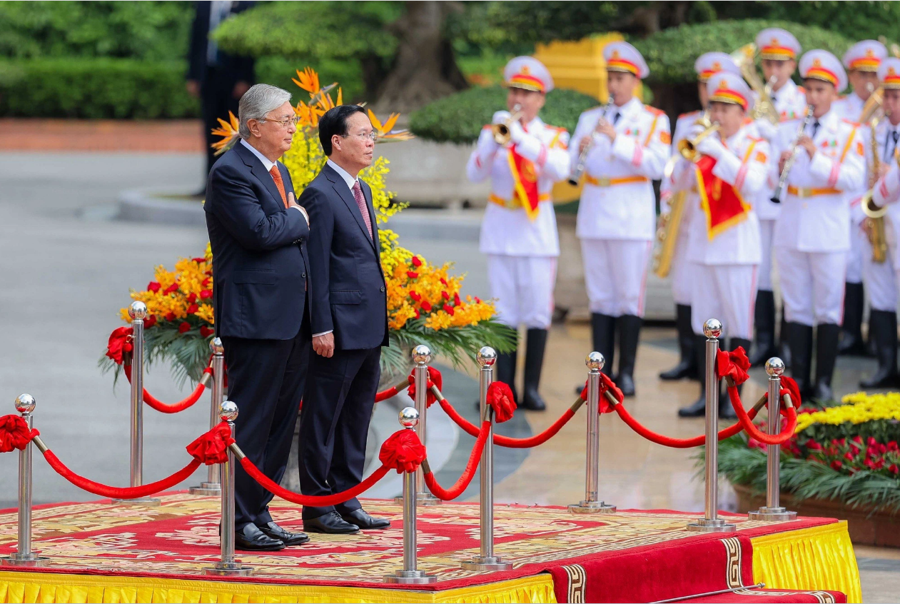This is his first visit to Vietnam since he took office in 2019 and the first visit by a Kazakh president in 12 years. Photo: Nguyen Khanh / Tuoi Tre