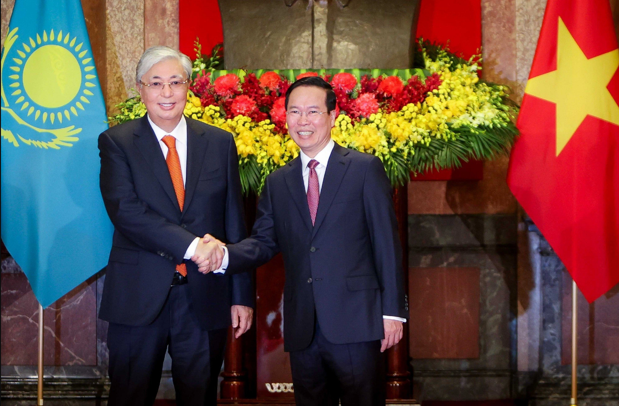 State President Vo Van Thuong (R) shakes hands with Kazakh President Kassym-Jomart Tokayev at the welcome ceremony on August 21, 2023. Photo: Nguyen Khanh / Tuoi Tre