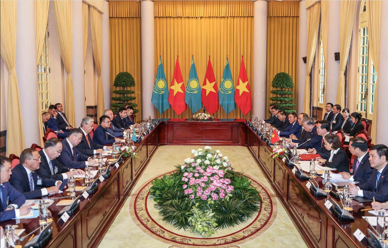 The two presidents and other officials of Vietnam and Kazakhstan attend talks. Photo: Nguyen Khanh / Tuoi Tre