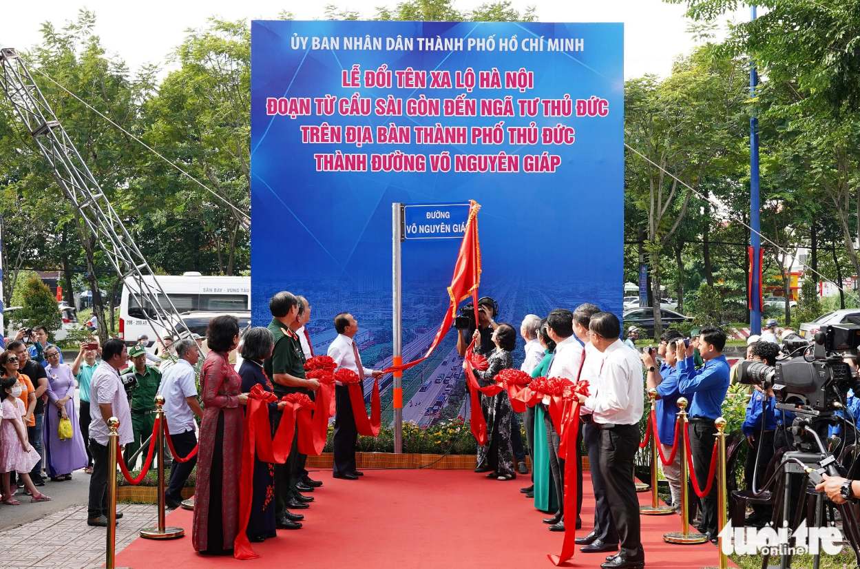Officials make a symbolic gesture to rename a Hanoi Highway section after late General Vo Nguyen Giap. Photo: Thu Dung / Tuoi Tre