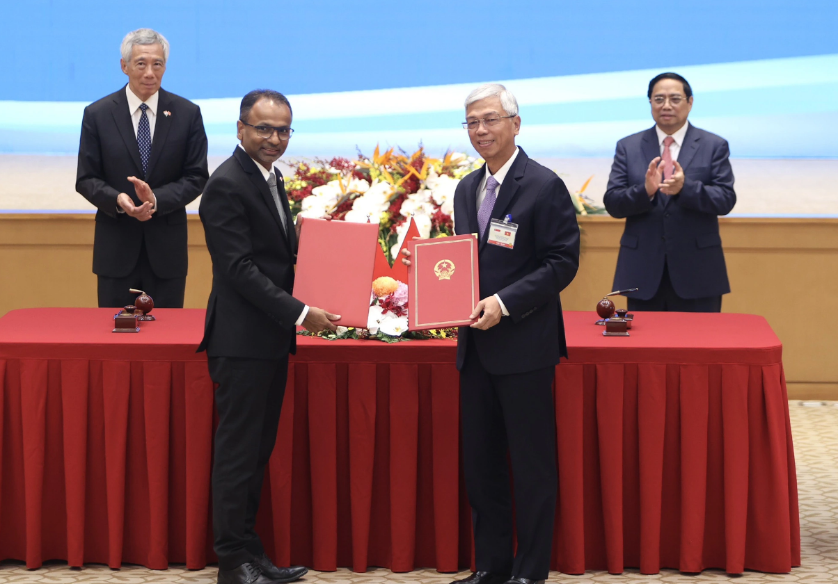 Ho Chi Minh City Vice Chairman Vo Van Hoan (R) and Lavan Thiru, executive director at Infrastructure Asia, pose for a photo with their cooperation agreement. Photo: Nguyen Khanh / Tuoi Tre