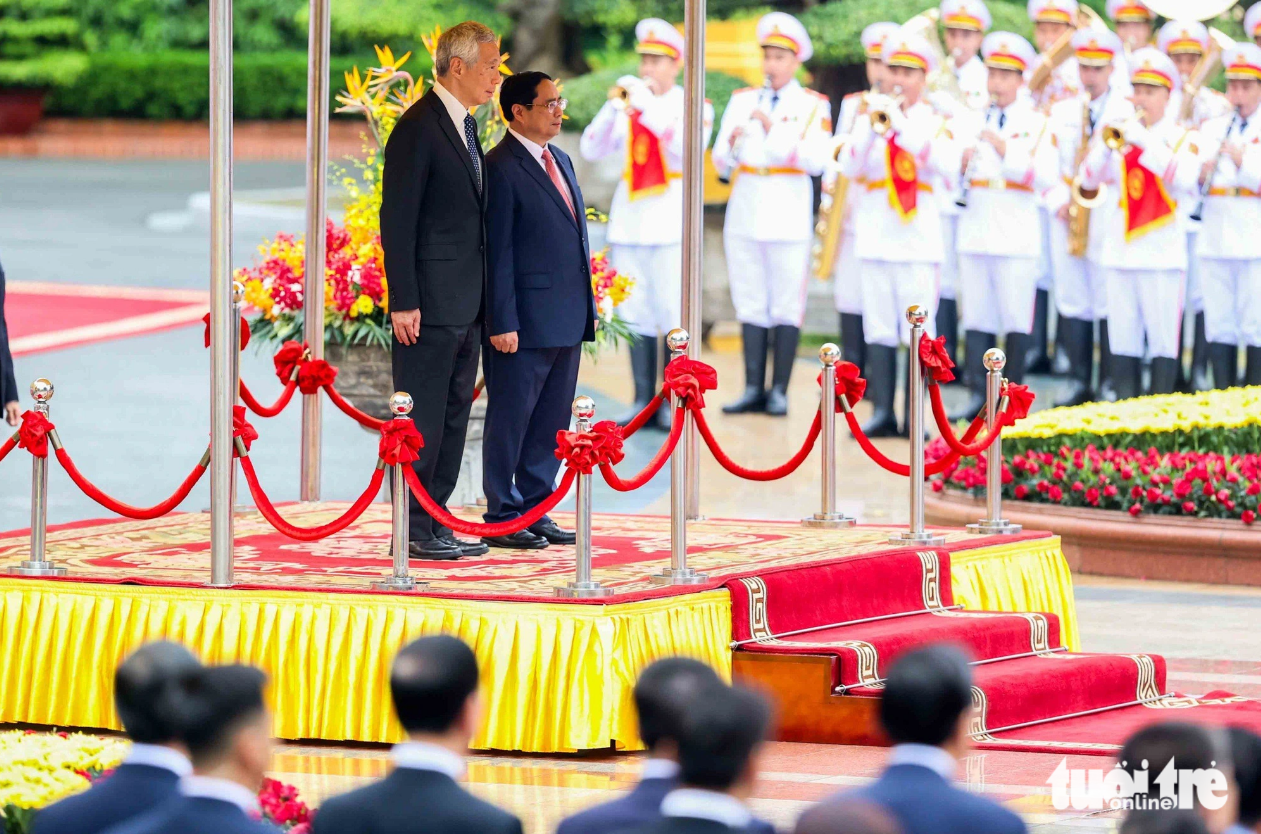 Vietnamese Prime Minister Pham Minh Chinh (R) and his Singaporean counterpart Lee Hsien Loong attend the welcome ceremony for the latter on August 28, 2023. Photo: Nguyen Khanh / Tuoi Tre