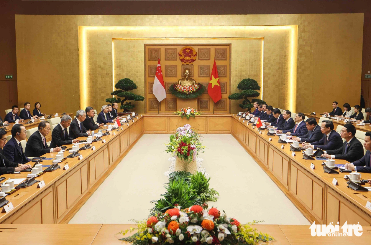 A photo shows the Vietnamese prime minister holding talks with his Singaporean counterpart. Photo: Nguyen Khanh / Tuoi Tre