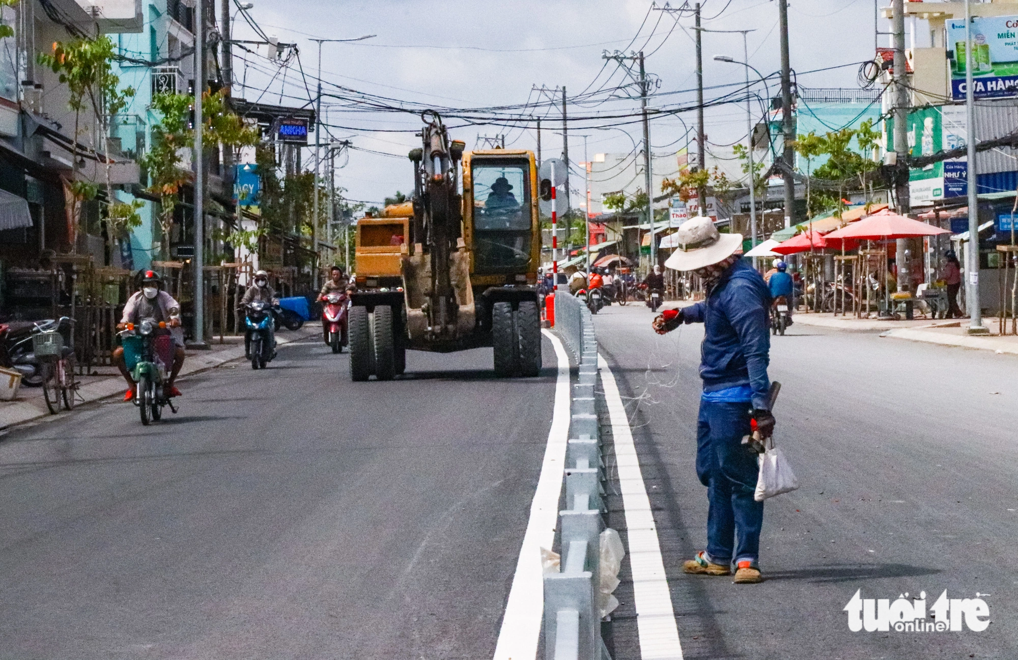 Contractors complete technical items of the bridge and approach roads.