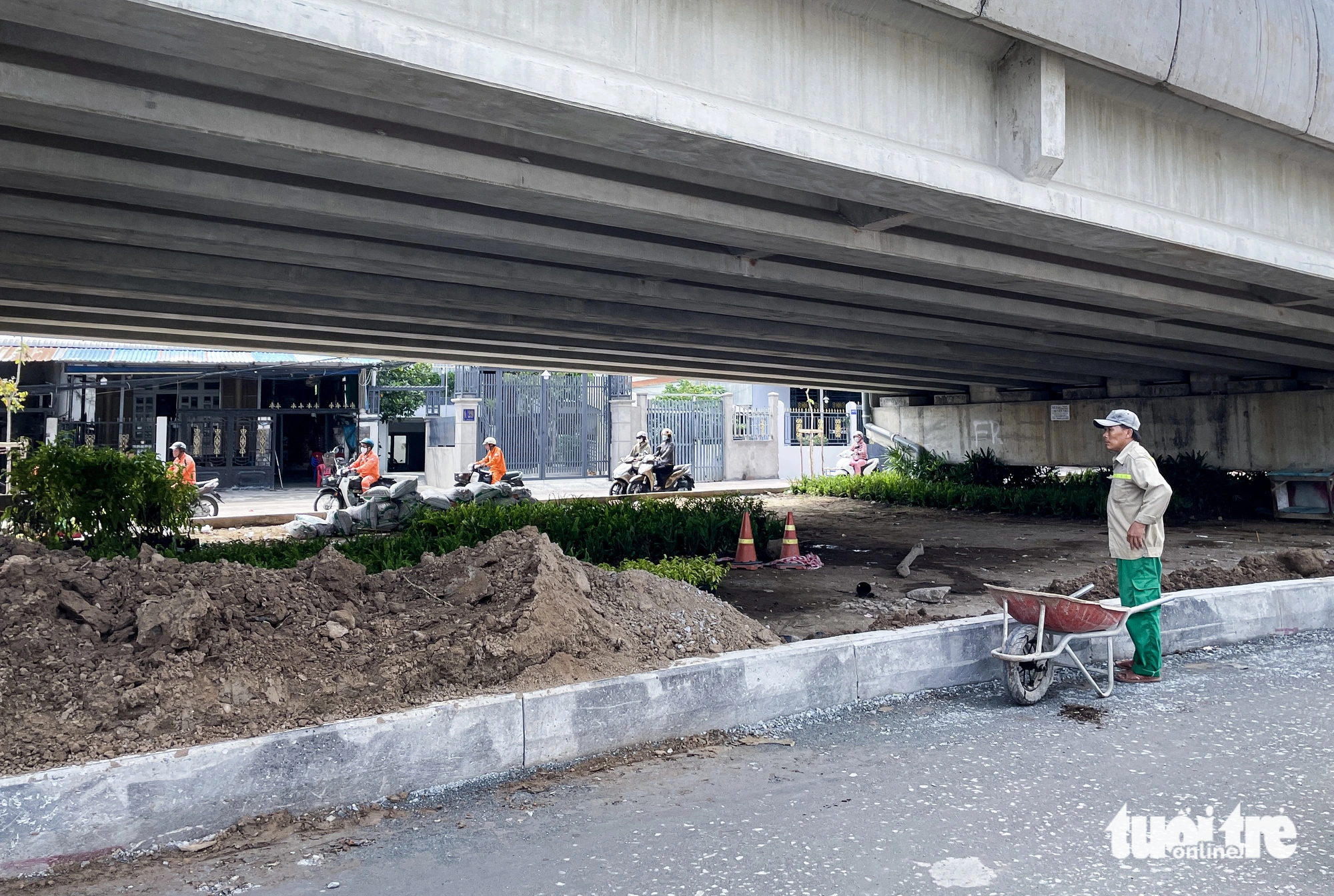 Workers plant trees under the bridge to prevent littering. In April 2023, vice chairman of the Ho Chi Minh City People’s Committee Bui Xuan Cuong required completing the bridge on June 30 and approach roads on July 30 at the latest. Other items should be completed later to put the project into service by the National Day (September 2) holiday.