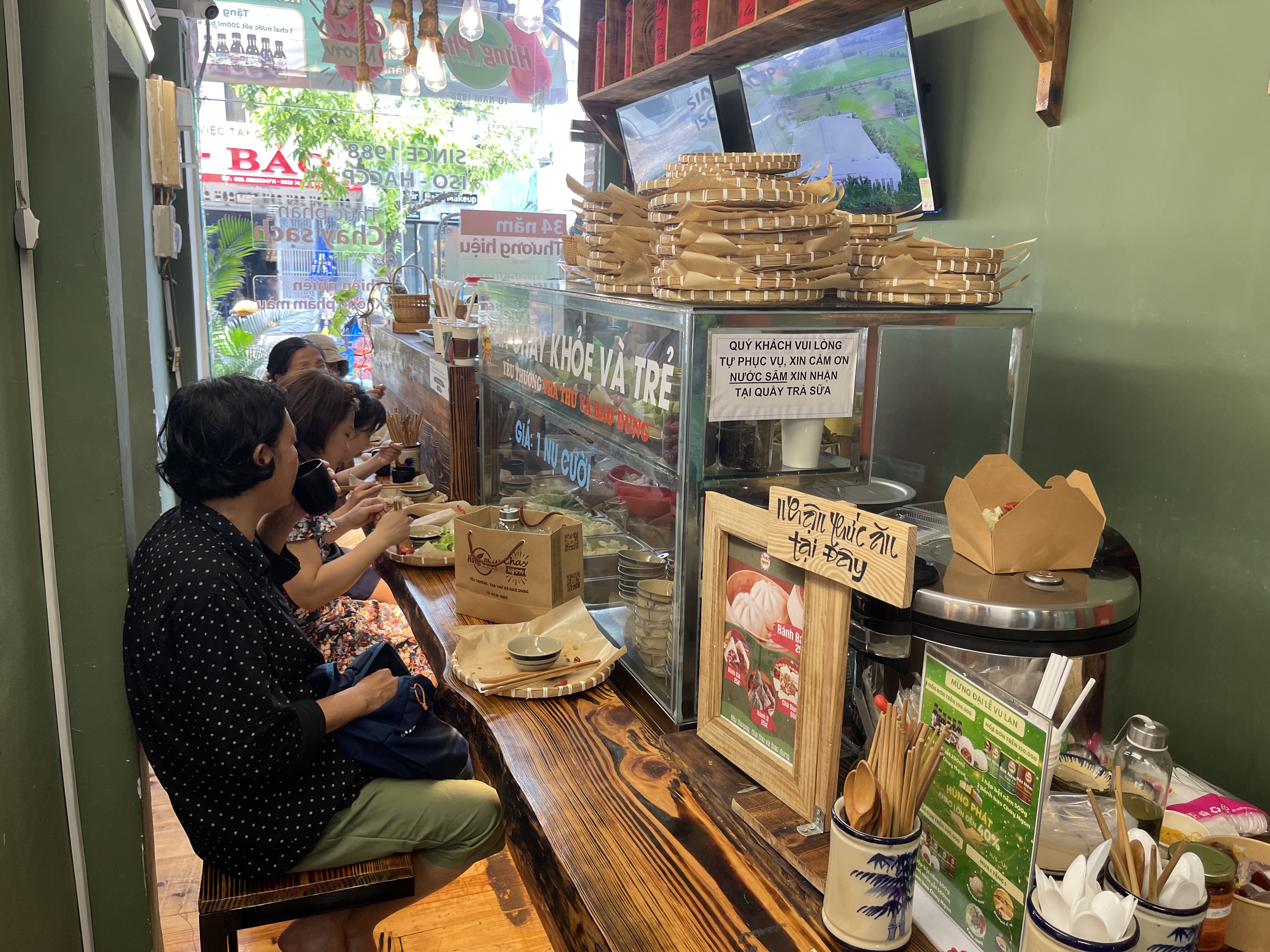 Diners enjoy lunch at Quan Chay Mot Nu Cuoi in Ho Chi Minh City on August 30, 2023. Photo: Dong Nguyen / Tuoi Tre News