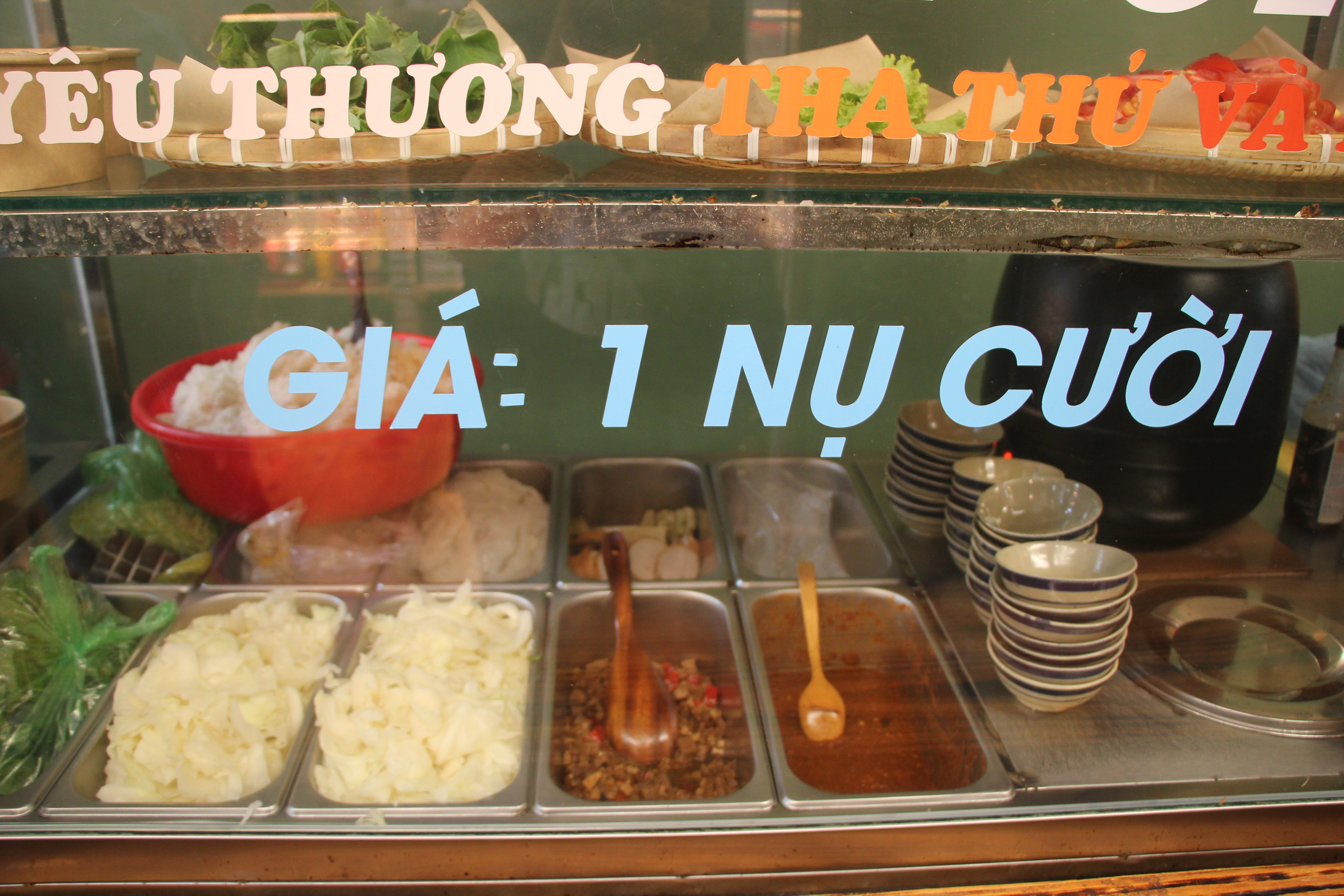 A sign reads “Price: one smile” at Quan Chay Mot Nu Cuoi in District 3, Ho Chi Minh City. Photo: Dong Nguyen / Tuoi Tre News