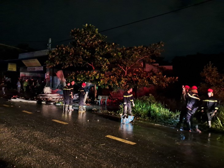 Firefighters are on duty at the scene of the incident. Photo: Duc Trong / Tuoi Tre
