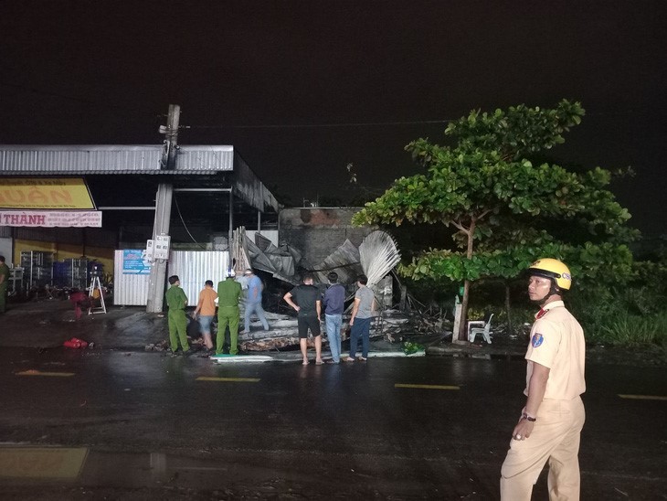 The house collapses after the fire. Photo: Duc Trong / Tuoi Tre