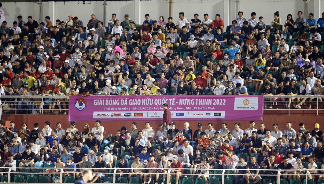 A high number of spectators at Thong Nhat Stadium in District 10, Ho Chi Minh City. Photo: N.K. / Tuoi Tre