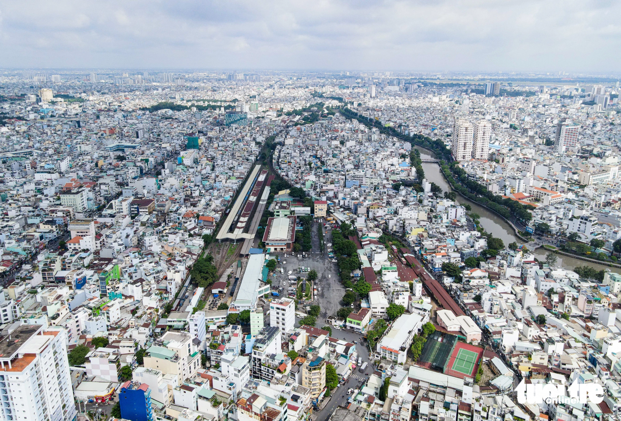 The consultant consortium has proposed turning the Saigon Railway Station into a transit hub for other railways, buses, and taxis. According to the consultant consortium, the location of the station in a busy area is an advantage as passengers can easily access railways.