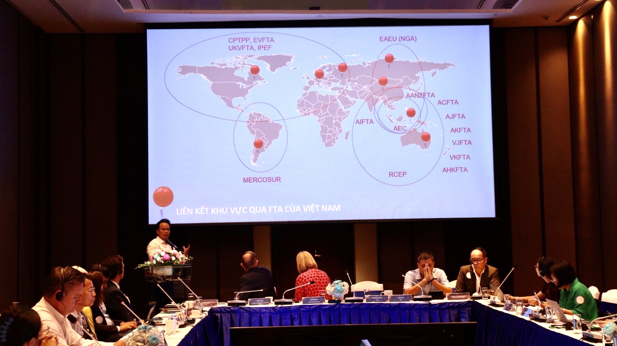 Ngo Chung Khanh, deputy director general of the Multilateral Trade Policy Department under the Ministry of Industry and Trade, introduces Vietnam’s regional connection through FTAs. Photo: Nghi Vu / Tuoi Tre