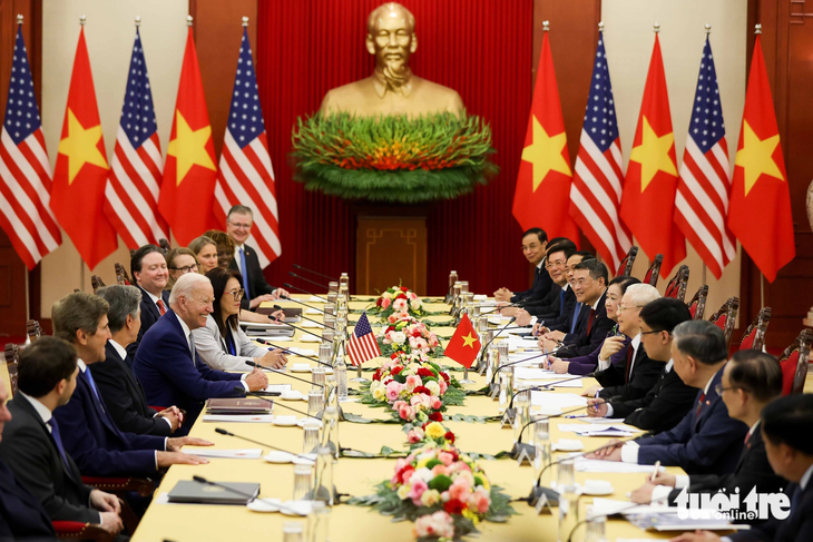 The U.S. delegation (L) and the Vietnamese delegation at their talks at the Office of the Party Central Committee in Hanoi on September 10, 2023. Photo: Nguyen Khanh / Tuoi Tre