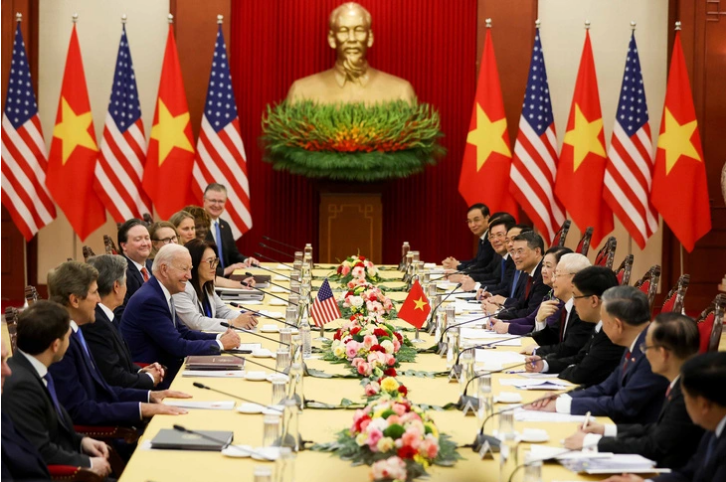 The U.S. delegation (L) and the Vietnamese delegation at their talks at the Office of the Party Central Committee in Hanoi, September 10, 2023. Photo: Nguyen Khanh / Tuoi Tre