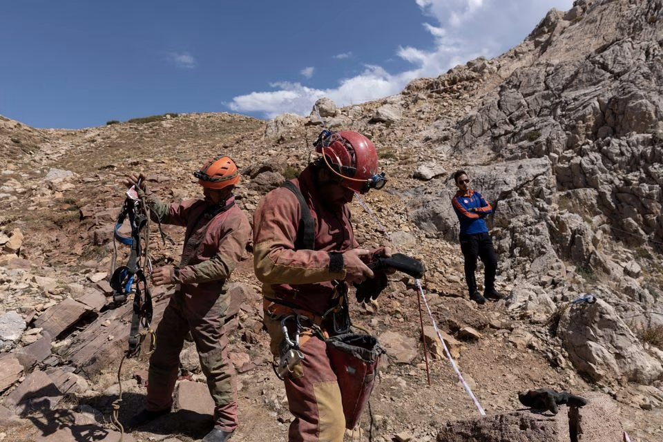 Rescuers work at the entrance of Morca Cave as they take part in a rescue operation to reach U.S. caver Mark Dickey who fell ill and became trapped some 1,000 meters (3,280 ft) underground, near Anamur in Mersin province, southern Turkey September 10, 2023. Photo: Reuters