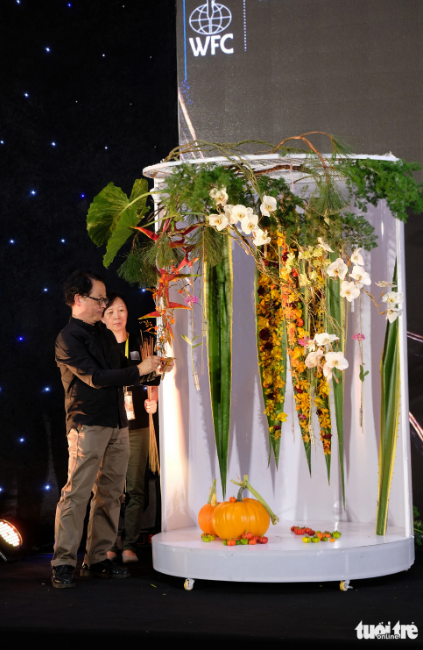 A Japanese artisan is pictured arranging flowers. Photo: Mai Vinh / Tuoi Tre