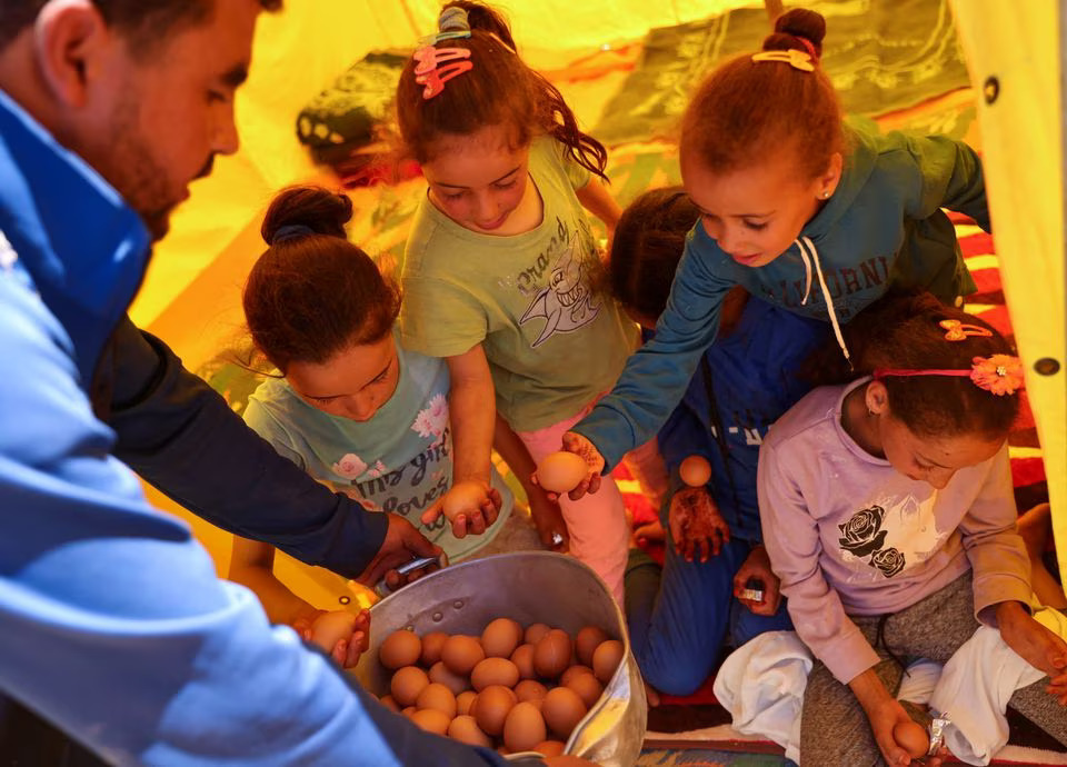 Children receive food, in the aftermath of a deadly earthquake, in Adassil, Morocco, September 11, 2023. Photo: Reuters