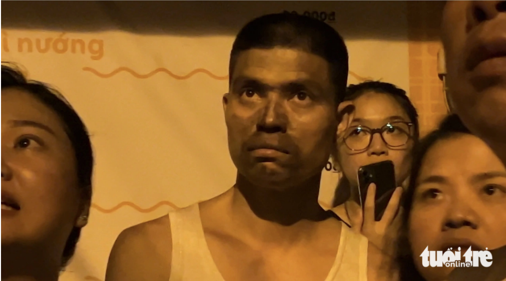 A man promptly escapes from the fire. Photo: Danh Trong / Tuoi Tre