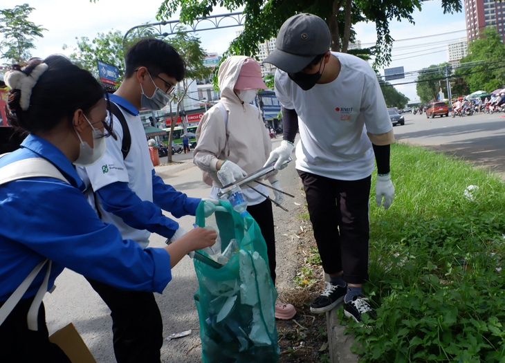 The event attracts many young people. Photo: K.Anh / Tuoi Tre