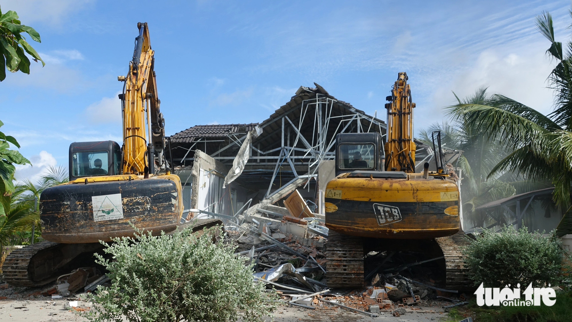 Backhoes are used to dismantle illicitly-constructed villas in Phu Quoc City. Photo: Chi Cong / Tuoi Tre
