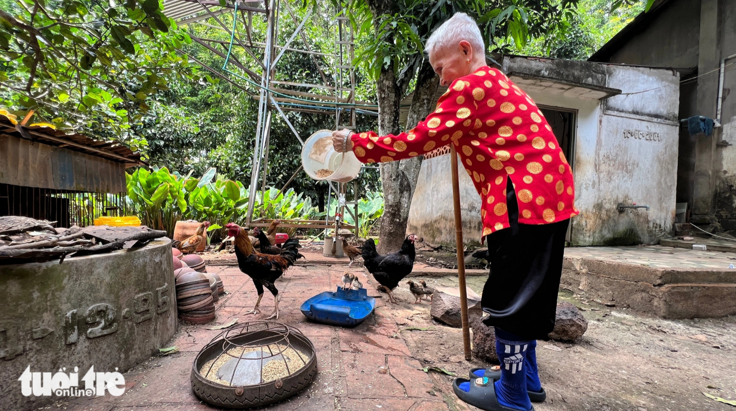 The 101-year-old visits her garden and takes care of a flock of chickens every day. Photo: Yen Trinh / Tuoi Tre
