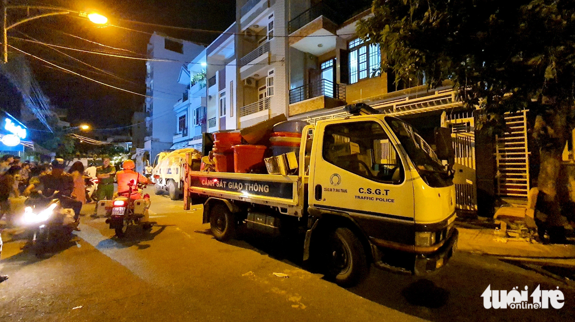 A police vehicle is pictured transporting tools, equipment, and machines seized from a house used as a drug processing workshop in Nha Trang City, Khanh Hoa Province. Photo: Ngoc Chi / Tuoi Tre