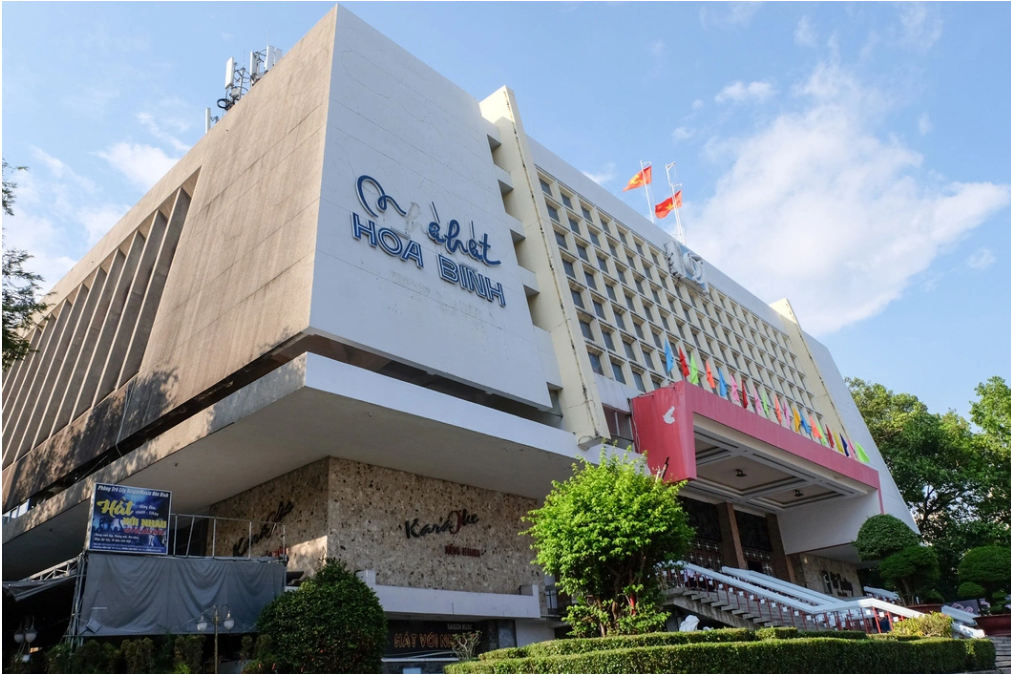 Besides the Saigon Opera House, the Ho Chi Minh City People’s Council also approved a plan to repair the Hoa Binh Theater in District 10 with a cost of VND275 billion ($11.3 million) sourced from the city’s budget. The theater, built in 185, features the city’s cultural and historical values but its equipment has deteriorated. It will take two years to complete the project.