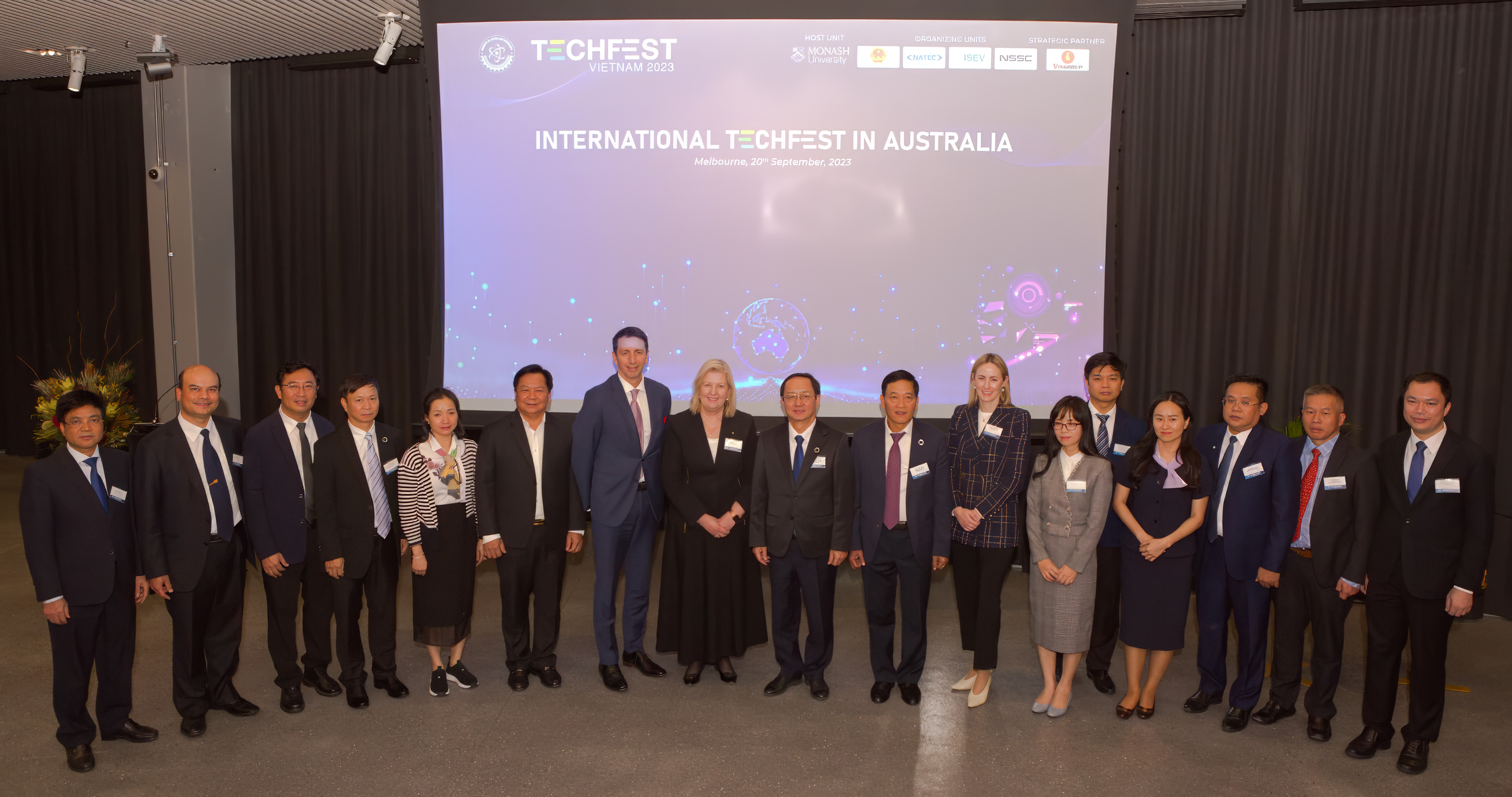Members of the Vietnamese delegation and Australian representatives attend the 2023 International Techfest organized in Australia on September 20, 2023. Photo: Monash University