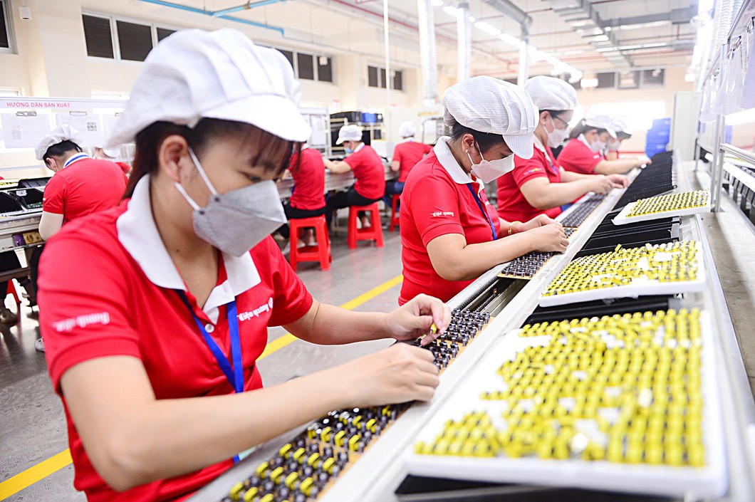 Employees at work at Dien Quang Hi-Tech Co. Ltd. at the Saigon Hi-Tech Park in Ho Chi Minh City. Photo: Quang Dinh / Tuoi Tre