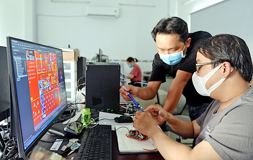 Engineers of Real-time Robotics Vietnam Company in Thu Duc City, Ho Chi Minh City design a drone motherboard for AI systems serving rescue efforts and agricultural production. Photo: Tu Trung / Tuoi Tre