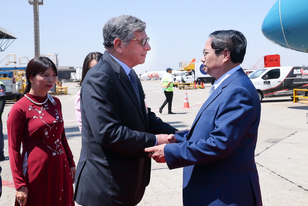 Brazilian Ambassador in Vietnam Marco Farani (L) welcomes Prime Minister Pham Minh Chinh (R) to Brazil. Photo: Nhat Bac / Tuoi Tre