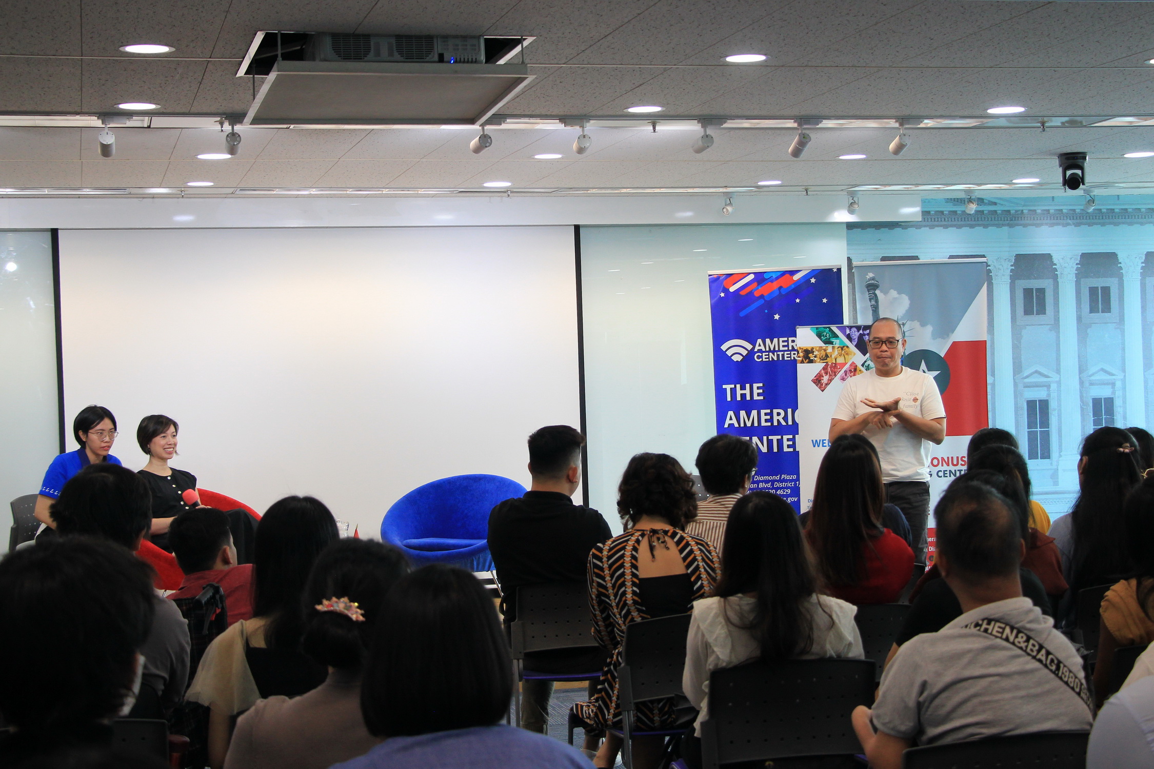 An audience uses sign language to ask Christine Ha in the Q&A session at an event at the American Center under the U.S. Consulate General in Ho Chi Minh City in District 1 on September 25, 2023. Photo: Dong Nguyen / Tuoi Tre News