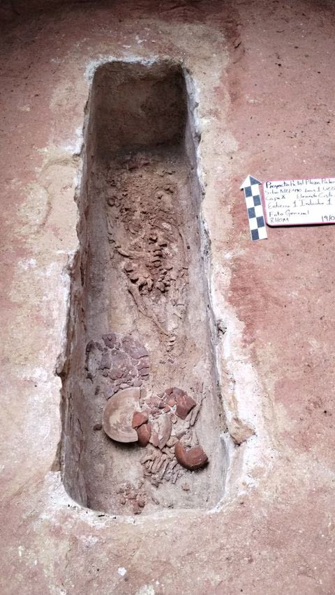 The remains of a human burial, unearthed by Mexican archaeologists during salvage work carried out in Palenque in tandem with building the rail project known as the Maya Train, are seen in this undated Handout photo received from Mexico's National Institute of Anthropology and History (INAH) on September 25, 2023. Photo: Reuters
