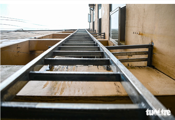 The metal ladder is as long as the height of the building. Photo: Hong Quang / Tuoi Tre