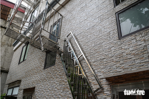 He installs a spiral ladder outside the building thanks to a large yard. Photo: Hong Quang / Tuoi Tre