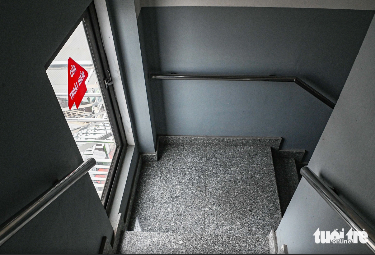 Each floor has two escape routes leading to the escape ladder, which is wide enough for a person to climb. Photo: Hong Quang / Tuoi Tre