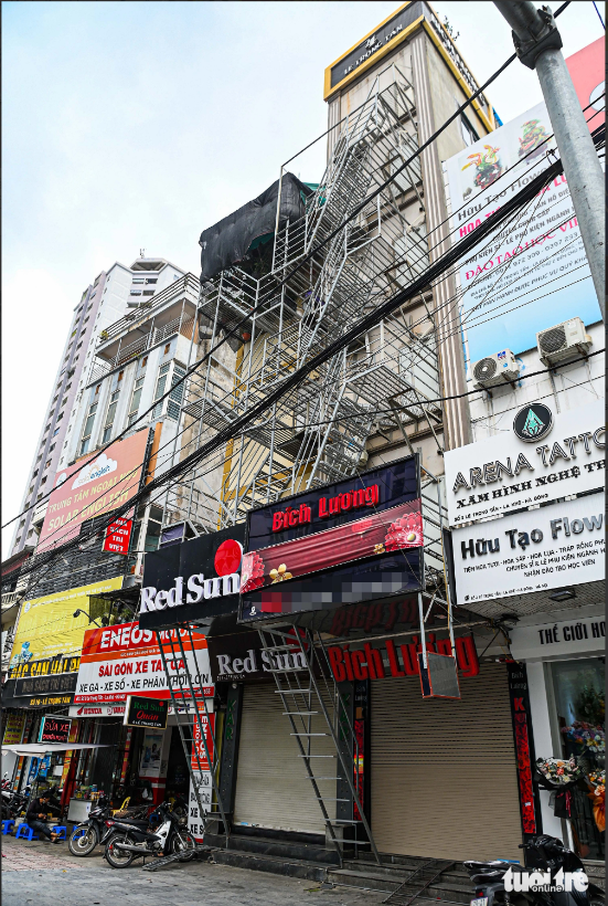 Some residents find it hard to install escape ladders outside their buildings due to the small space. Photo: Hong Quang / Tuoi Tre