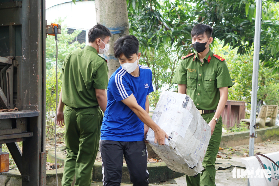 Thousands of kilograms of illegal narcotics were destoyed. Photo: Tuyet Mai / Tuoi Tre