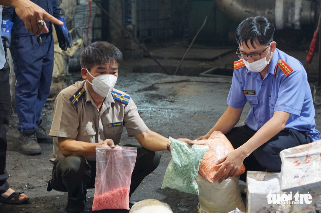 Officials inspect illegal drugs before loading them into incinerators. Photo: Tuyet Mai / Tuoi Tre