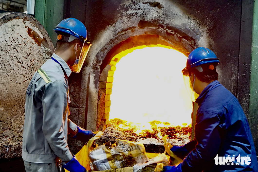 The temperature inside the incineratord 1,000 degree Celsius, ensuring that the drugs were completely destoryed. Photo: Tuyet Mai / Tuoi Tre